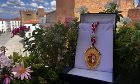 ACTO DE ENTREGA DE LA MEDALLA DE CÁCERES