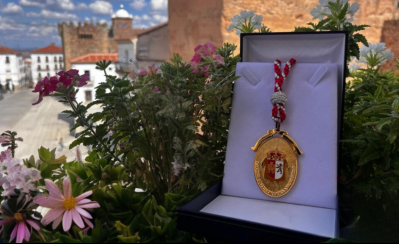 ACTO DE ENTREGA DE LA MEDALLA DE CÁCERES